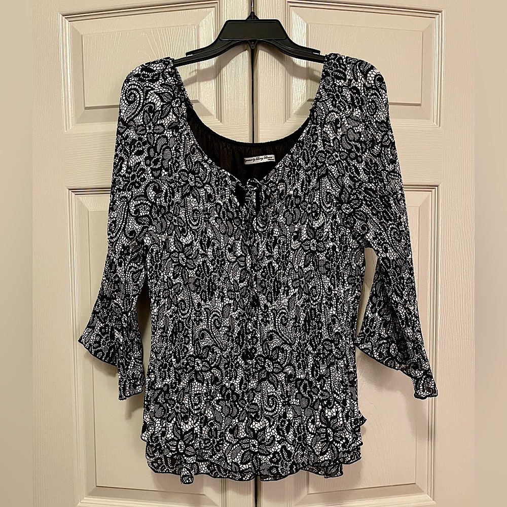 Larry Levine Black and White Ribbed Floral Blouse
